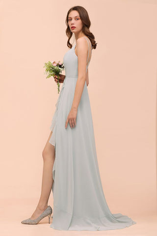 Vestido de dama de honor gris con escote en V espagueti y volantes para fiesta de boda en la playa
