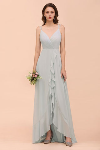 Vestido de dama de honor gris con escote en V espagueti y volantes para fiesta de boda en la playa