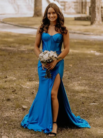 Alexia | Langes Abendkleid im Meerjungfrauenstil aus blauem Satin mit Schlitz 