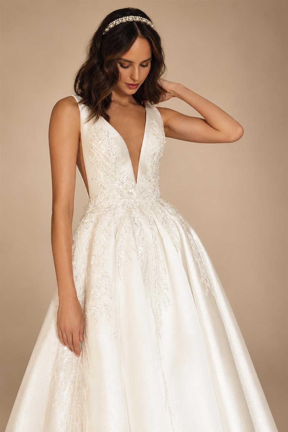 V-neck Sleeveless Wedding Dress 2027 Beading Open Back Customized Princess Bride Gown SwanSarah P277 Vestido De Novia