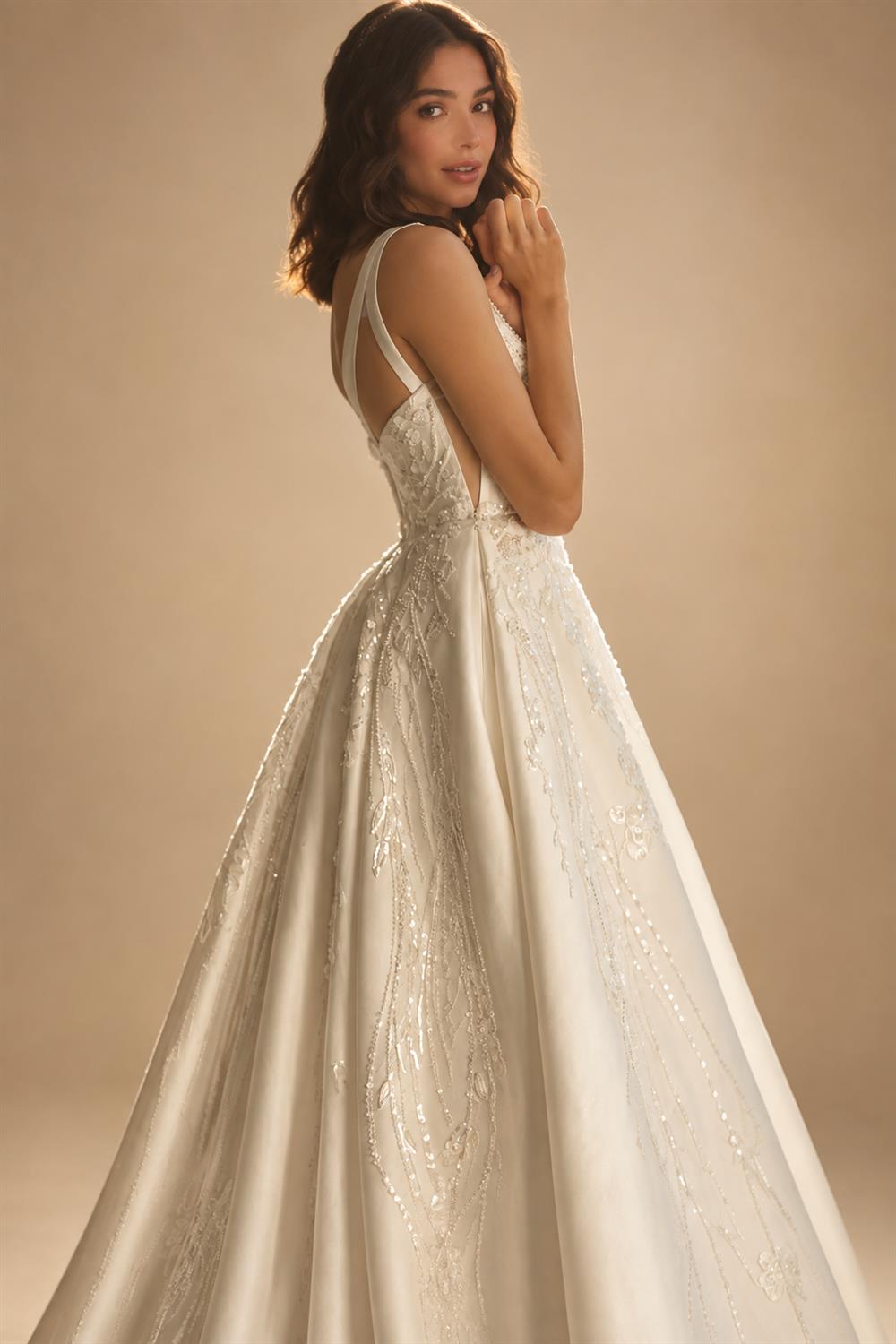 V-neck Sleeveless Wedding Dress 2027 Beading Open Back Customized Princess Bride Gown SwanSarah P277 Vestido De Novia