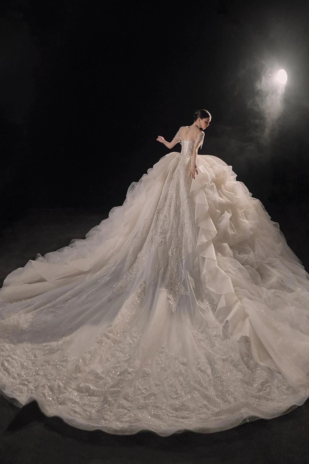 Glamouröses Ballkleid mit Illusion-Ausschnitt, Perlen- und Spitzenbesatz, Fransen und Rüschenschleppe – Hochzeitskleid E-307