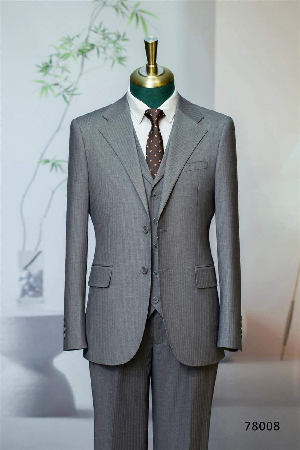 Traje de tres piezas en lana gris con rayas discretas para novios y negocios