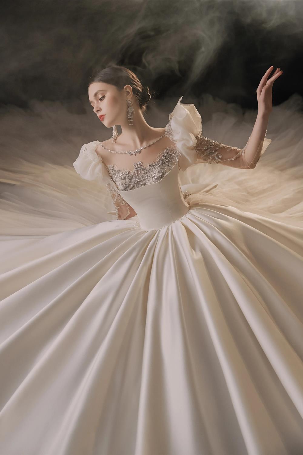 Regal Ball Gown Illusion Neckline Tulle Puff Sleeve Beaded Lace Wedding Dress with Oversized Bow Train E-304 (ZD16888)