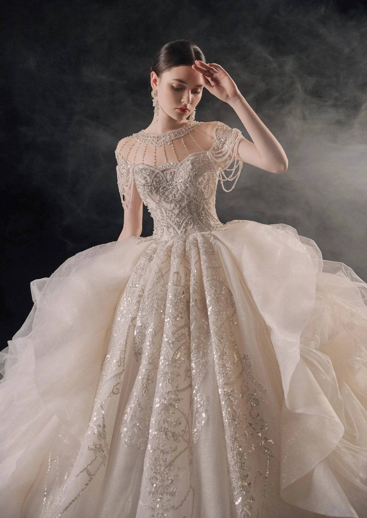 Glamouröses Ballkleid mit Illusion-Ausschnitt, Perlen- und Spitzenbesatz, Fransen und Rüschenschleppe – Hochzeitskleid E-307