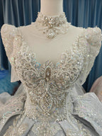 Robe de bal argentée à manches courtes, bustier irisé orné de perles et jupe à volants sculpturaux