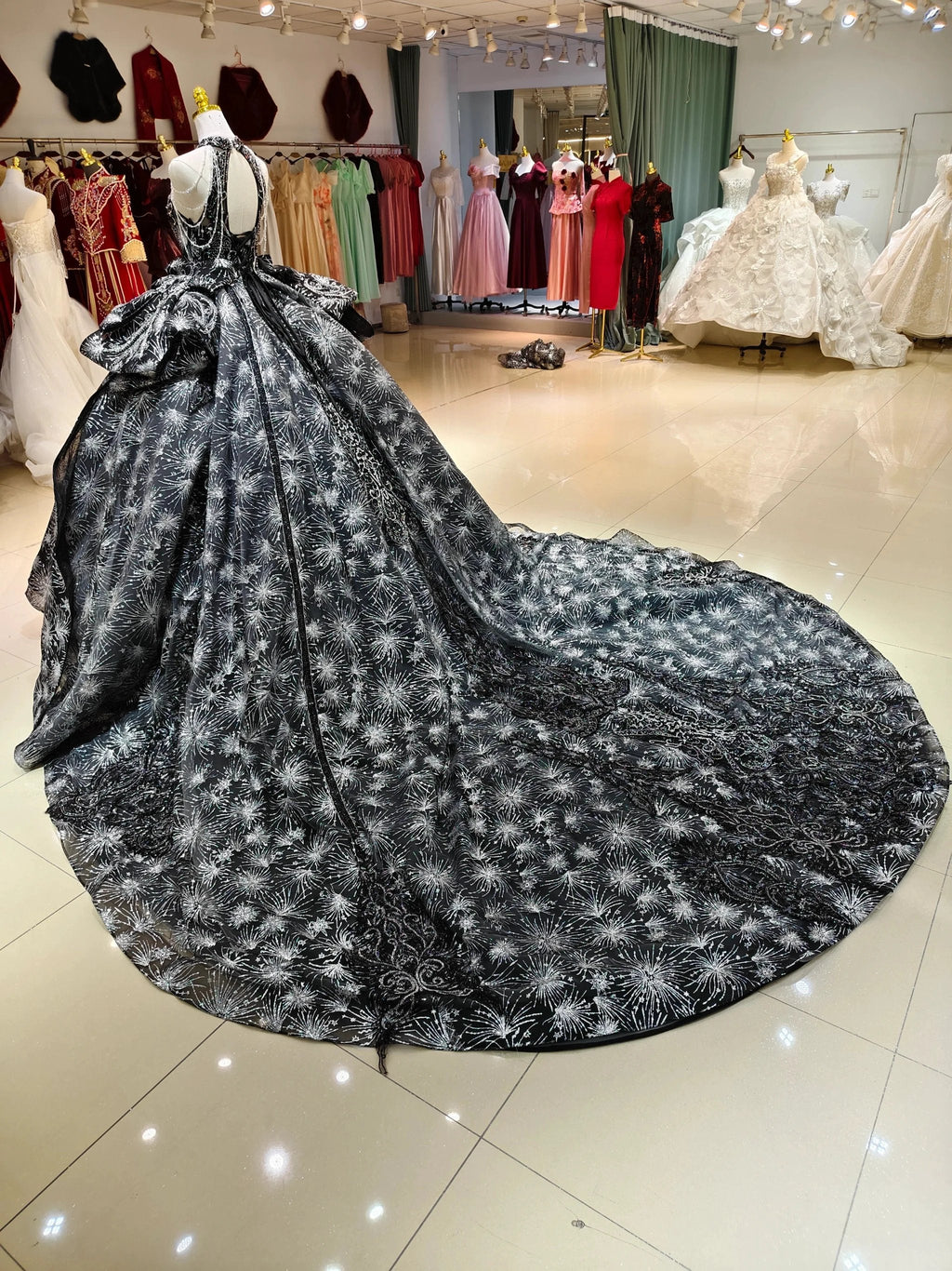 Vestido de Noiva Preto Dramático com Decote Halter, Saia Rodada, Bordado de Lantejoulas em Forma de Fogo de Artifício e Borlas com Contas Ye-2035