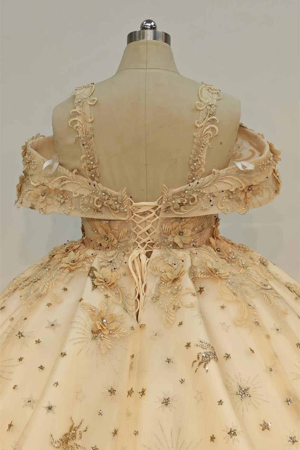 Abito da sposa celeste con scollo a barca, gonna ampia, ricami di stelle e luna e applicazioni floreali perline Ye-2040