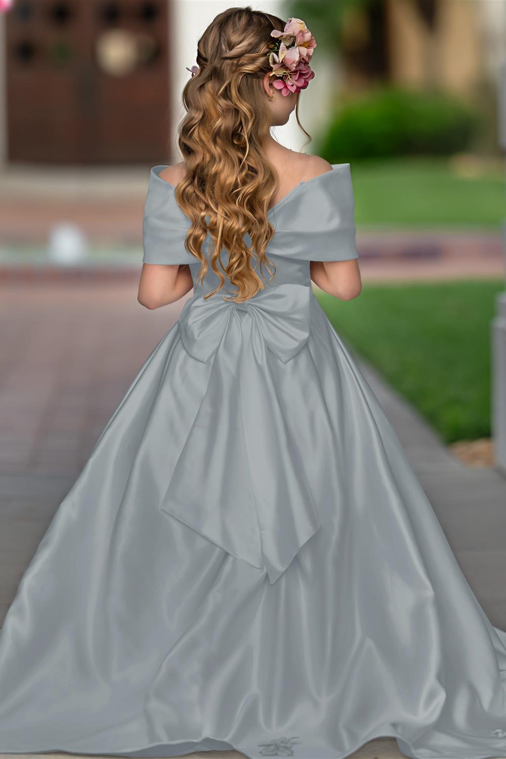 Elegant Ivory Satin Princess Ball Gown with Sweep Train and Bow for Flower Girls