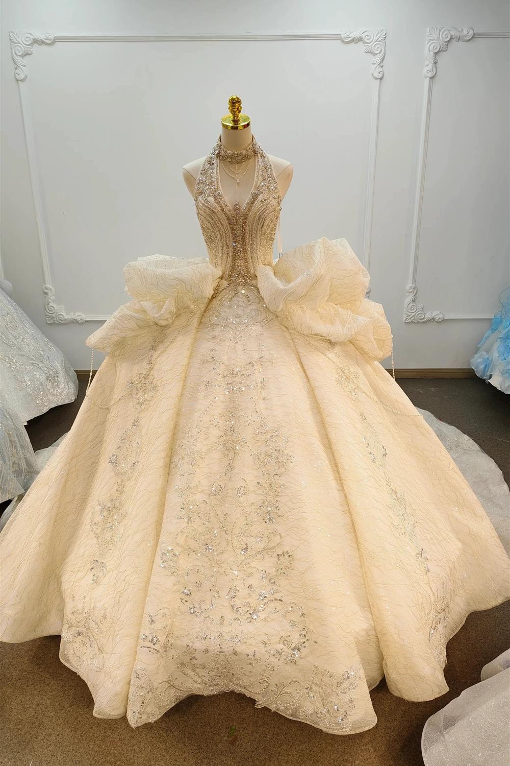 Vestido de Noiva Luxuoso com Decote Halter, Bordado de Pérolas e Cristais e Saia de Tule com Folhos Ye-2034