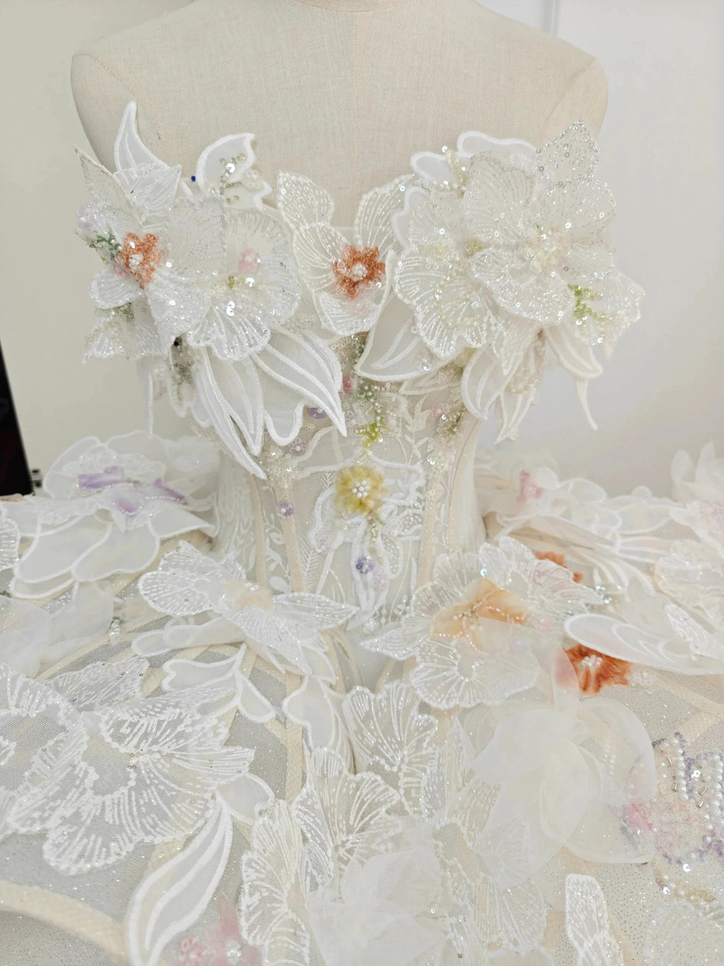 Ätherisches Brautkleid im Ballkleid-Stil mit Herzausschnitt, 3D-Blumenapplikationen, Paillettentüll und Korsettschnürung am Rücken (Ye-2037)