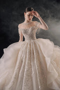Glamouröses Ballkleid mit Illusion-Ausschnitt, Perlen- und Spitzenbesatz, Fransen und Rüschenschleppe – Hochzeitskleid E-307