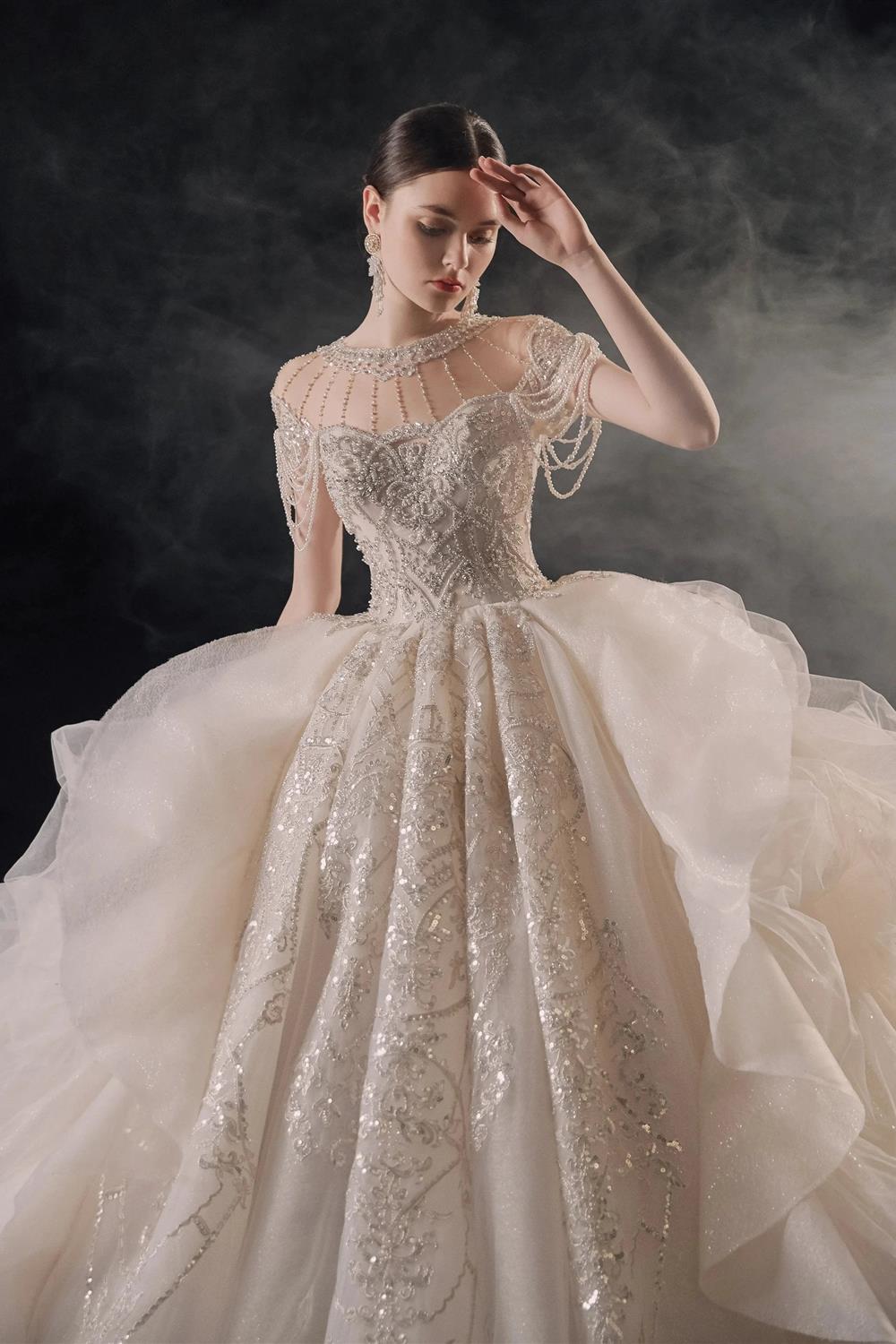 Vestido de Noiva com Decote Ilusão Glamouroso, Saia Rodada, Renda Bordada, Franja e Cauda com Folhos E-307