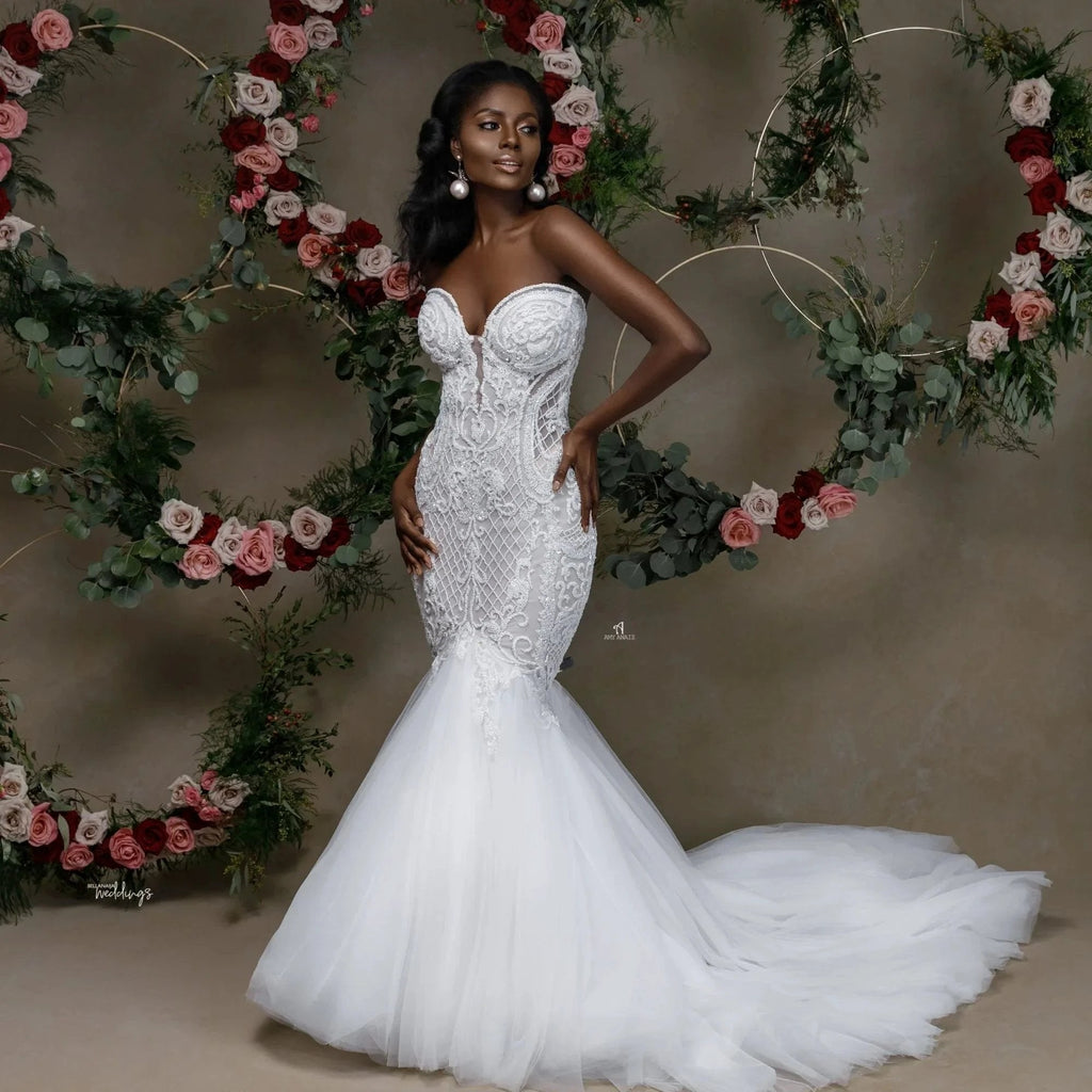 Hermoso vestido de novia de sirena con encaje y escote corazón sin tirantes y apliques