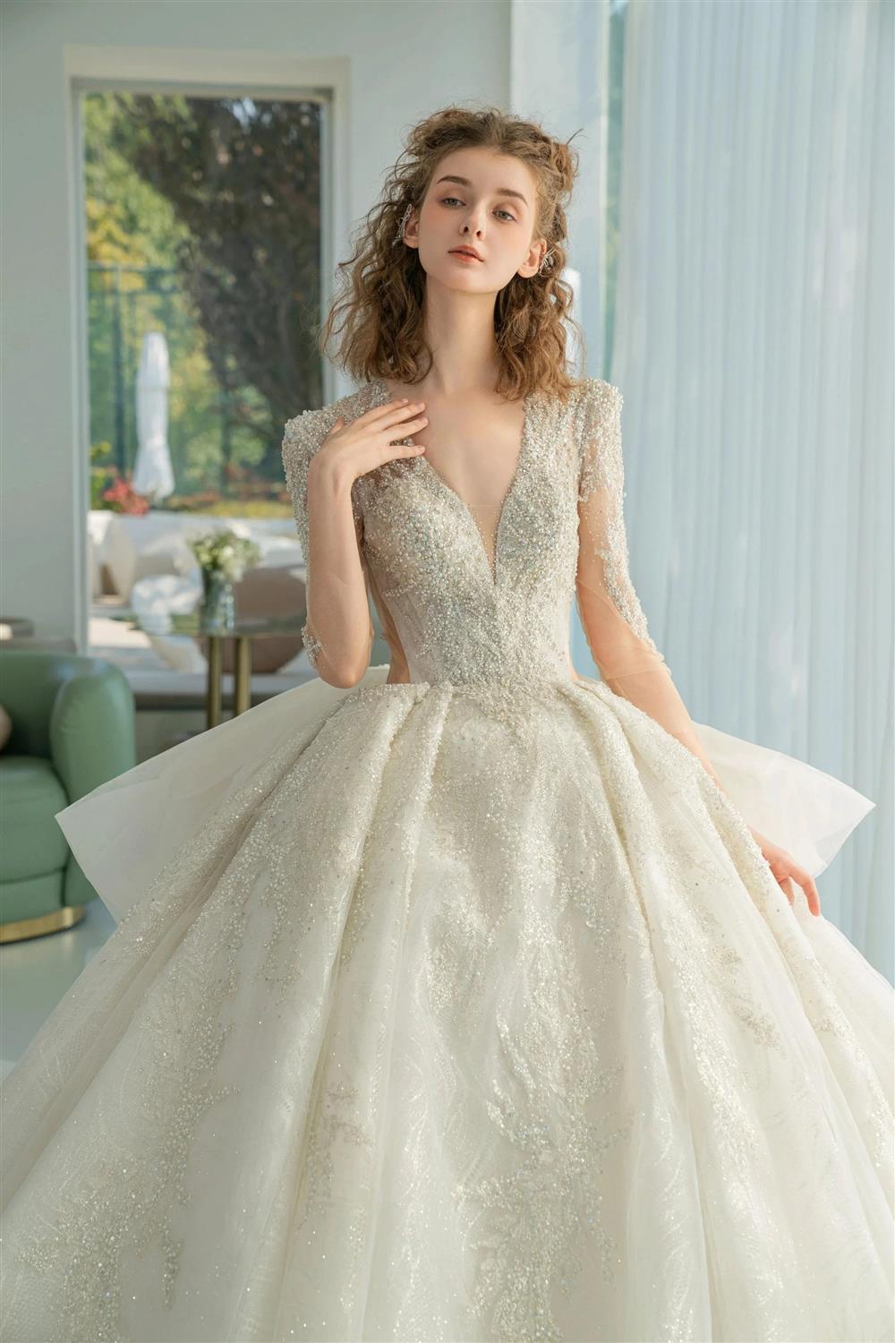 Vestido de Noiva Deslumbrante em Tule com Decote Profundo em V, Bordado com Contas e Costas com Recorte Ilusório Q-6022