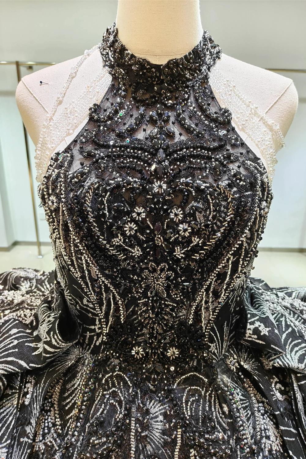 Robe de mariée noire dramatique à col licou avec broderie de paillettes en forme de feu d'artifice et glands perlés Ye-2035