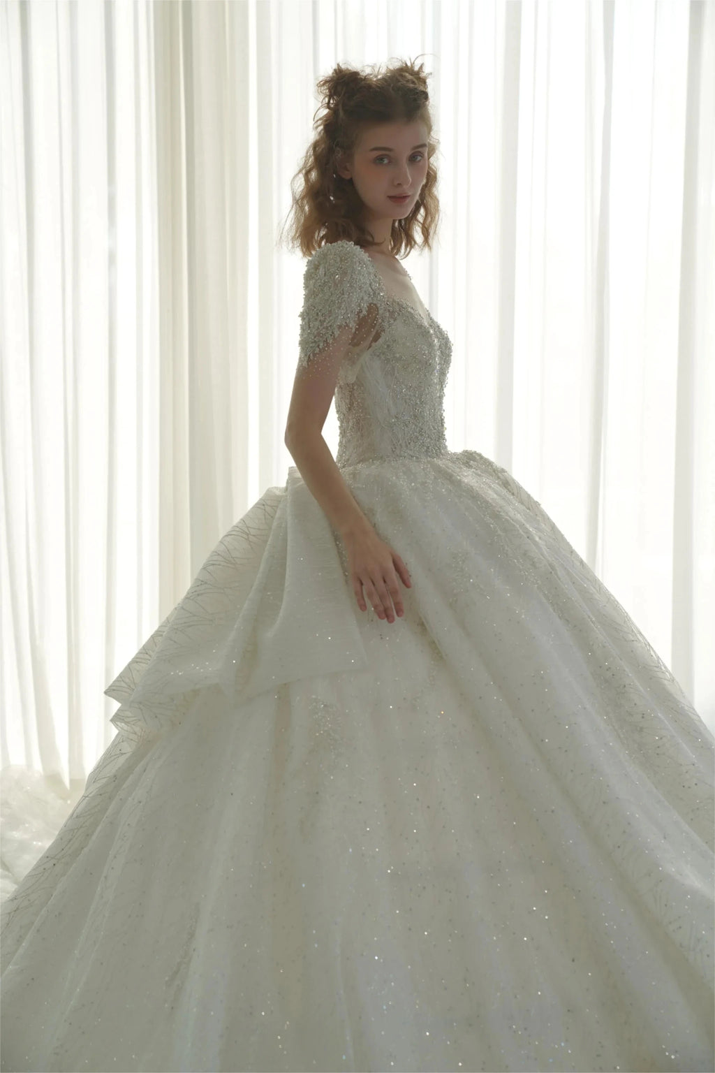Vestido de Noiva Luminoso com Saia Rodada, Decote Ilusão, Tule, Bordado com Miçangas de Cristal e Cauda com Laço nas Costas Q-6023