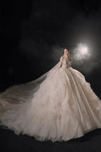 Glamouröses Ballkleid mit Illusion-Ausschnitt, Perlen- und Spitzenbesatz, Fransen und Rüschenschleppe – Hochzeitskleid E-307
