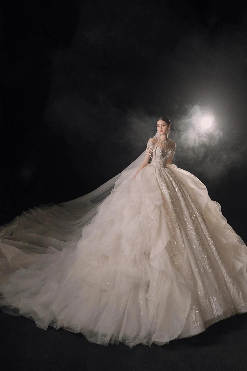 Glamouröses Ballkleid mit Illusion-Ausschnitt, Perlen- und Spitzenbesatz, Fransen und Rüschenschleppe – Hochzeitskleid E-307