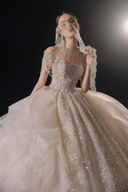 Glamouröses Ballkleid mit Illusion-Ausschnitt, Perlen- und Spitzenbesatz, Fransen und Rüschenschleppe – Hochzeitskleid E-307