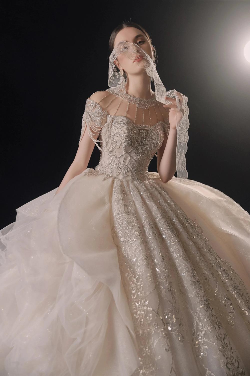 Vestido de Noiva com Decote Ilusão Glamouroso, Saia Rodada, Renda Bordada, Franja e Cauda com Folhos E-307