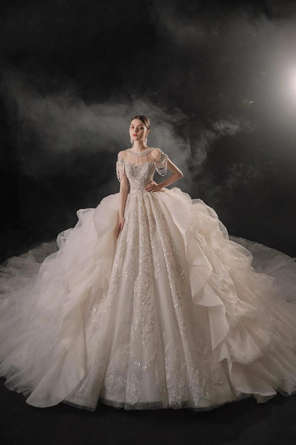 Glamouröses Ballkleid mit Illusion-Ausschnitt, Perlen- und Spitzenbesatz, Fransen und Rüschenschleppe – Hochzeitskleid E-307