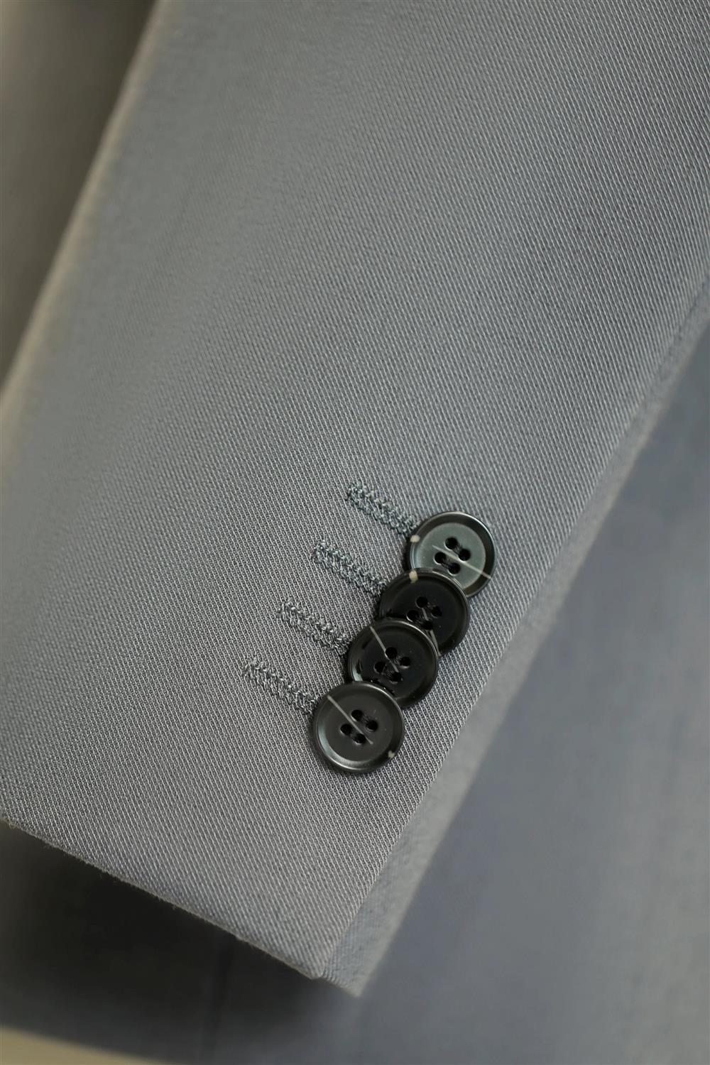 Traje de lana gris claro cruzado para novios y uso empresarial