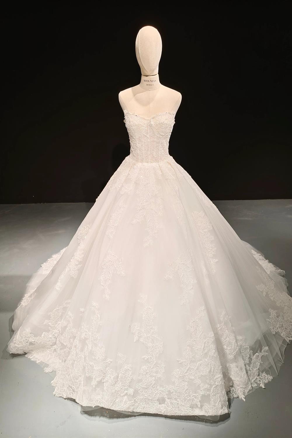 Vestido de fiesta sin tirantes con encaje y perlas