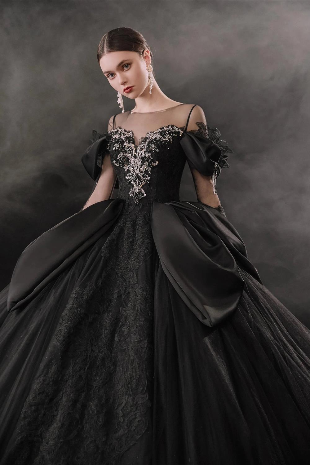 Robe de bal noire dramatique avec encolure illusion, manches bouffantes en satin, dentelle perlée, robe de mariée avec traîne surdimensionnée E-305