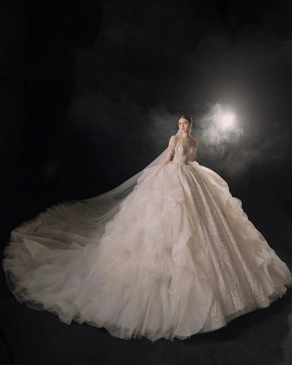 Glamouröses Ballkleid mit Illusion-Ausschnitt, Perlen- und Spitzenbesatz, Fransen und Rüschenschleppe – Hochzeitskleid E-307