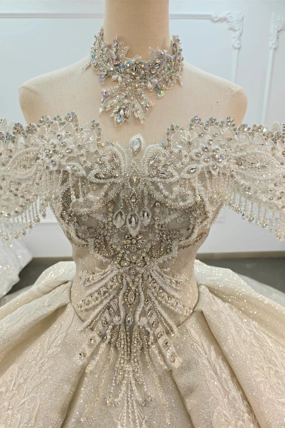 Vestido de Baile com Brilho Champagne, Ombros Descobertos, Busto com Franjas de Cristal e Cauda Bordada