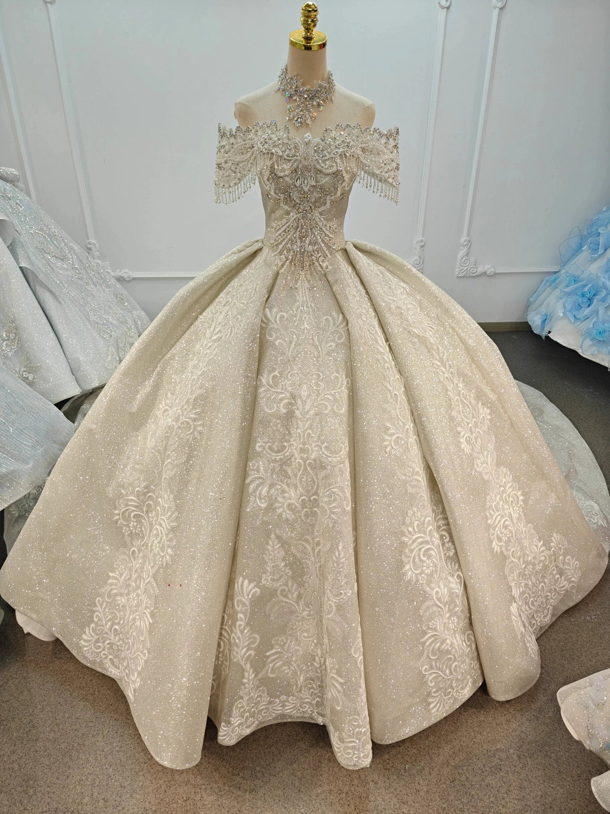 Vestido de Baile com Brilho Champagne, Ombros Descobertos, Busto com Franjas de Cristal e Cauda Bordada