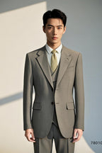 Completo in Lana di Colore Grigio Taupe Solido in Tre Pezzi per Sposo e Business