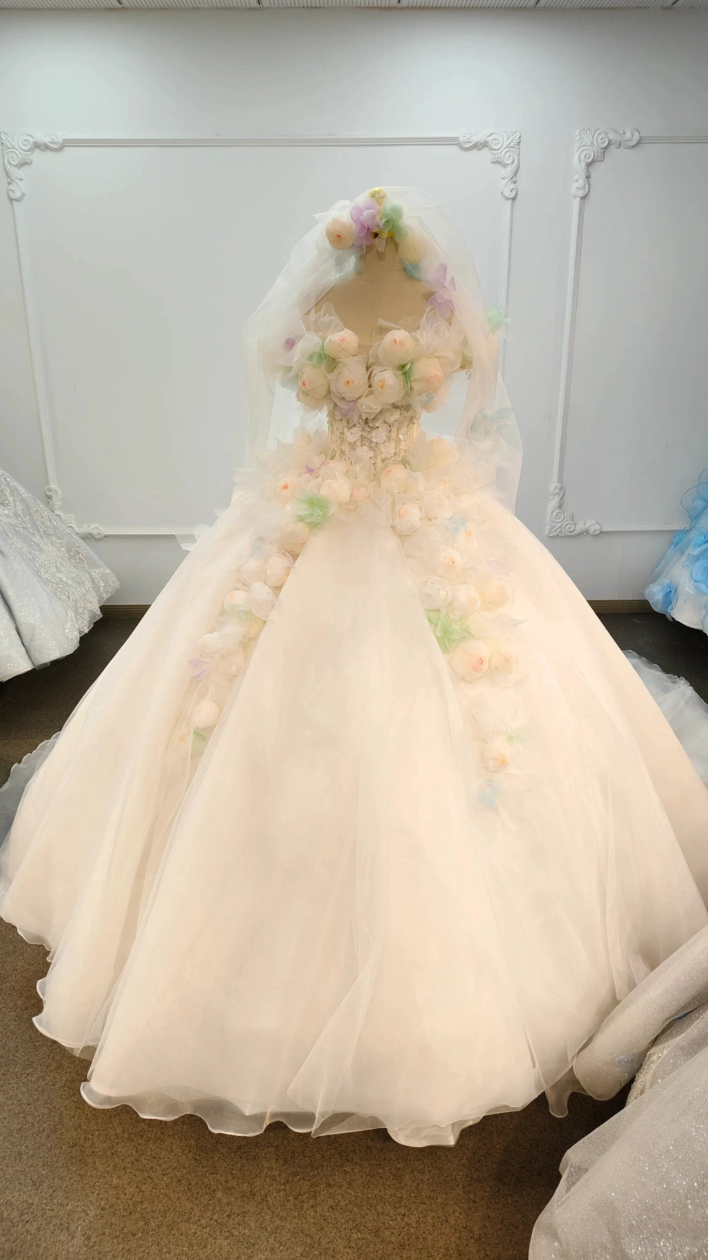 Vestido de Noiva Princesa Encantador com Flores Pastel 3D e Cauda de Tule Transparente Ye-2039