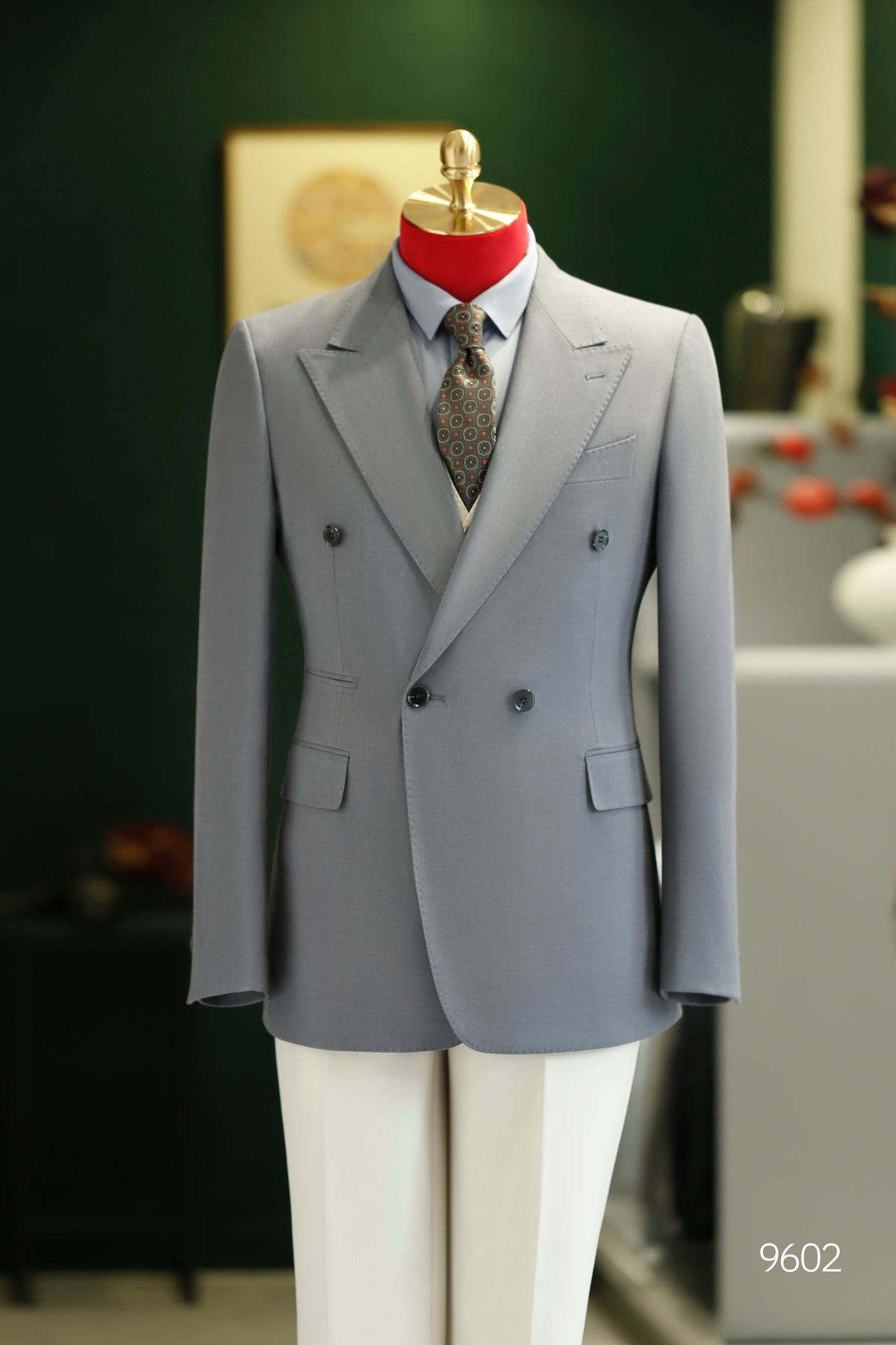 Traje de lana gris claro cruzado para novios y uso empresarial
