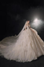 Glamouröses Ballkleid mit Illusion-Ausschnitt, Perlen- und Spitzenbesatz, Fransen und Rüschenschleppe – Hochzeitskleid E-307