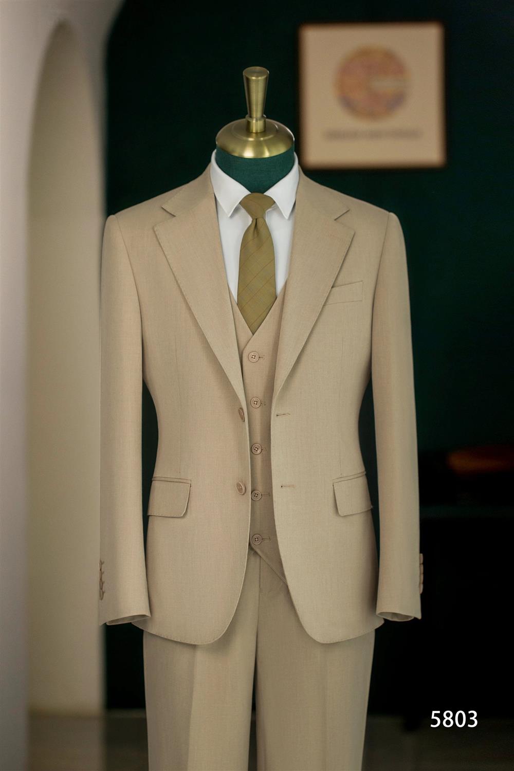 بدلة زفاف مكونة من 3 قطع مصممة بدقة من خليط الكتان البيج للعريس ورفاقه