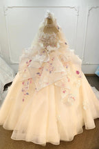 Abito da ballo senza spalline color rosa pesca con gonna ricamata e mantella di tulle floreale