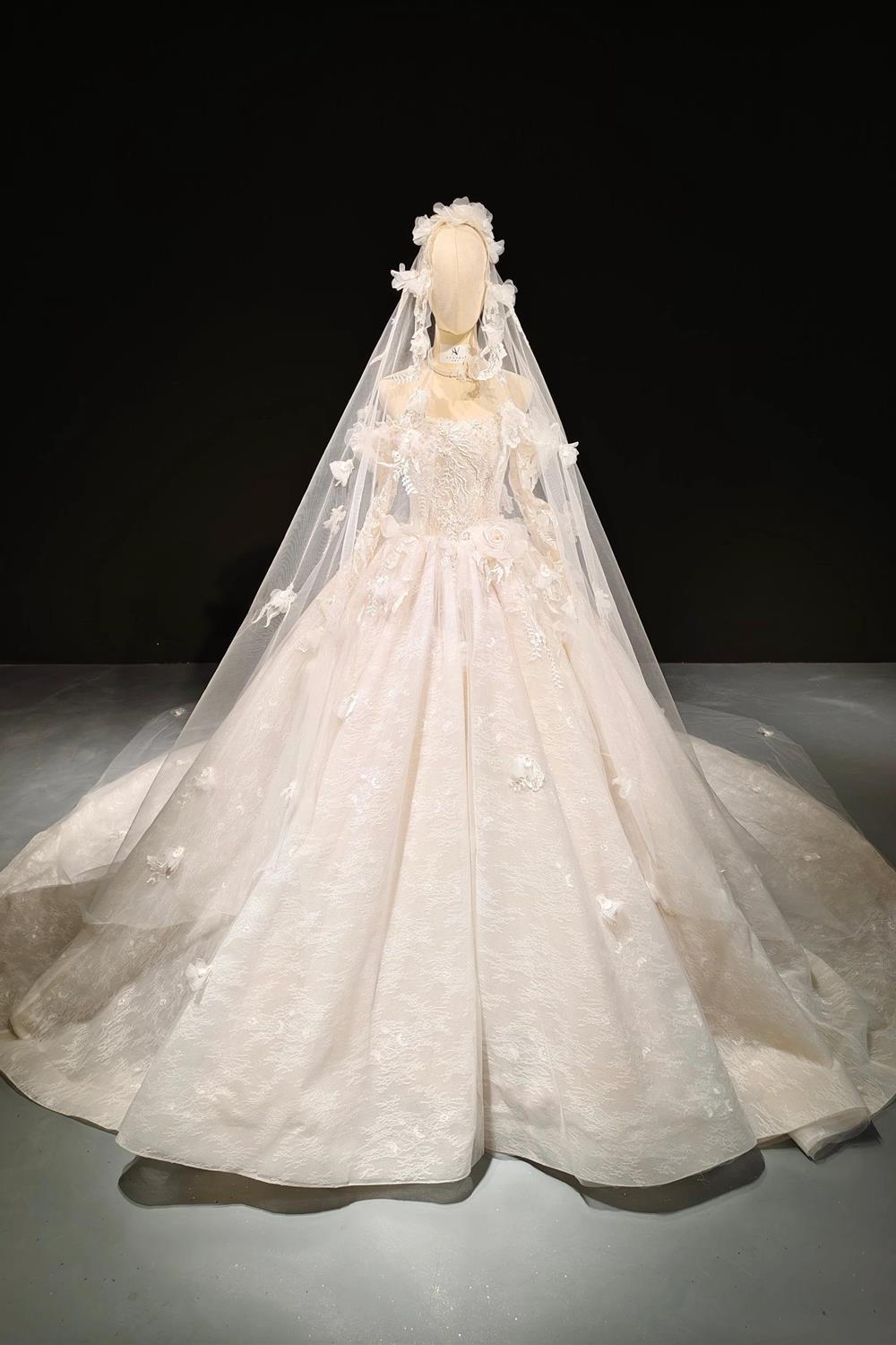 Vestido Véu de Nuvem com Renda e Flores