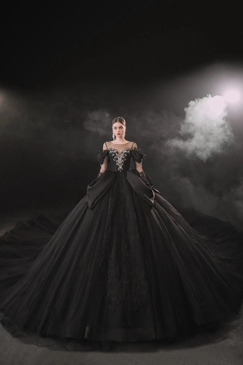 Robe de bal noire dramatique avec encolure illusion, manches bouffantes en satin, dentelle perlée, robe de mariée avec traîne surdimensionnée E-305