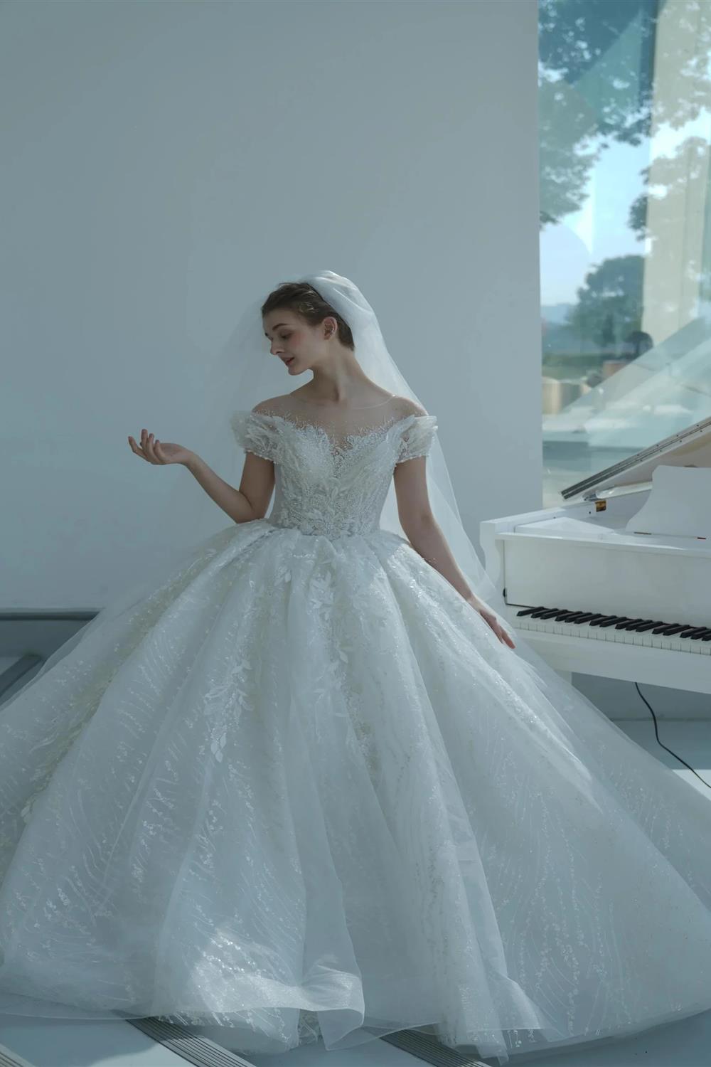 Vestido de novia etéreo con hombros descubiertos, ilusión de encaje, bordado de cuentas y cola catedral M-002