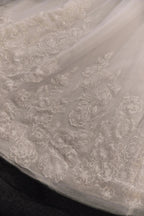 Glamouröses Ballkleid mit Illusion-Ausschnitt, Perlen- und Spitzenbesatz, Fransen und Rüschenschleppe – Hochzeitskleid E-307