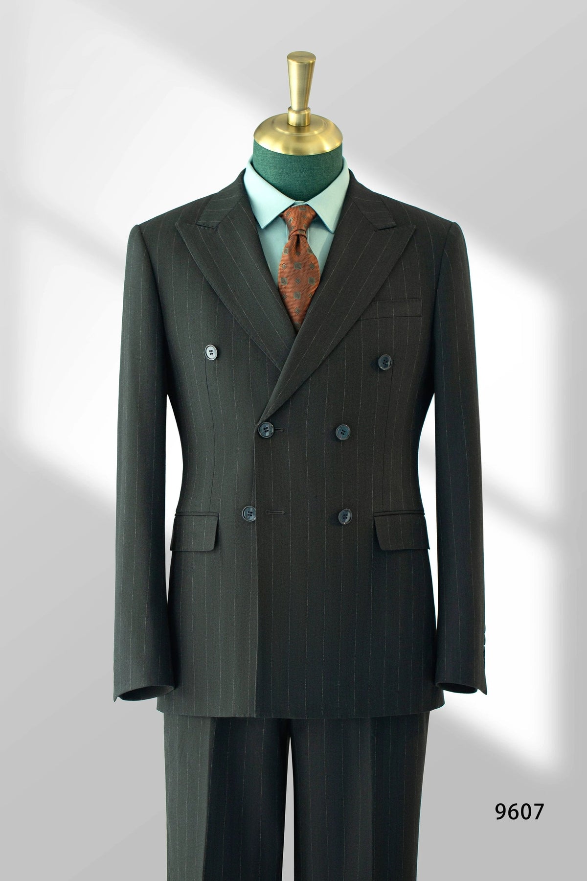 Traje de lana de rayas finas en carbón de dos botones para novio formal