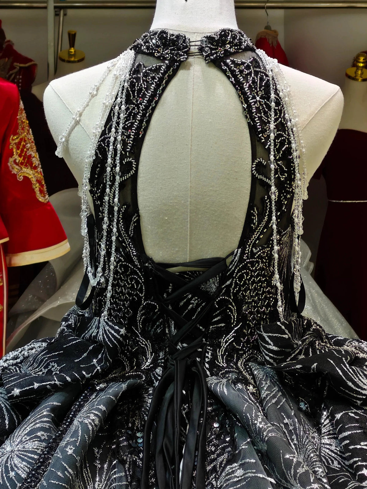 Vestido de Noiva Preto Dramático com Decote Halter, Saia Rodada, Bordado de Lantejoulas em Forma de Fogo de Artifício e Borlas com Contas Ye-2035