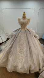 Robe de bal argentée à manches courtes, bustier irisé orné de perles et jupe à volants sculpturaux