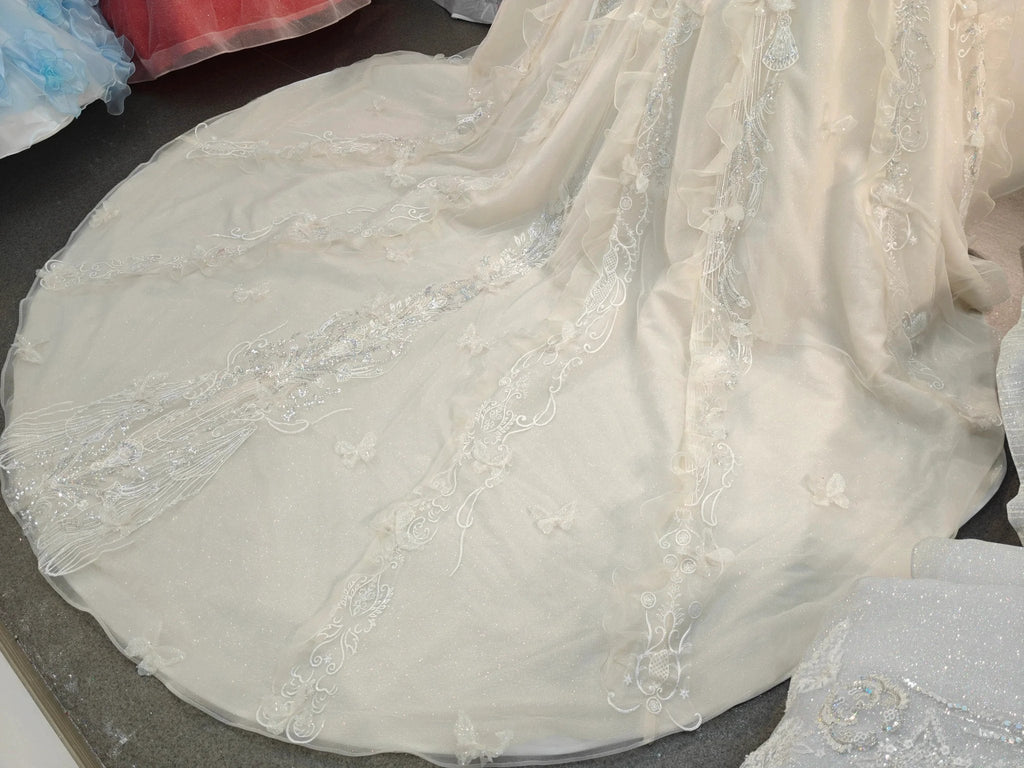 Vestido de Baile Creme com Brilho, Decote Ombro a Ombro, Saia Bordada com Cristais e Gola com Franjas