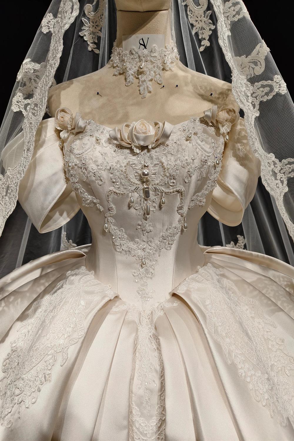 Véu de Renda de Cetim Vestido de Baile Real