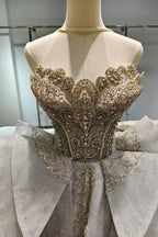 Vestido de gala sin tirantes Silver Haze: busto con cuentas doradas y cola con volantes
