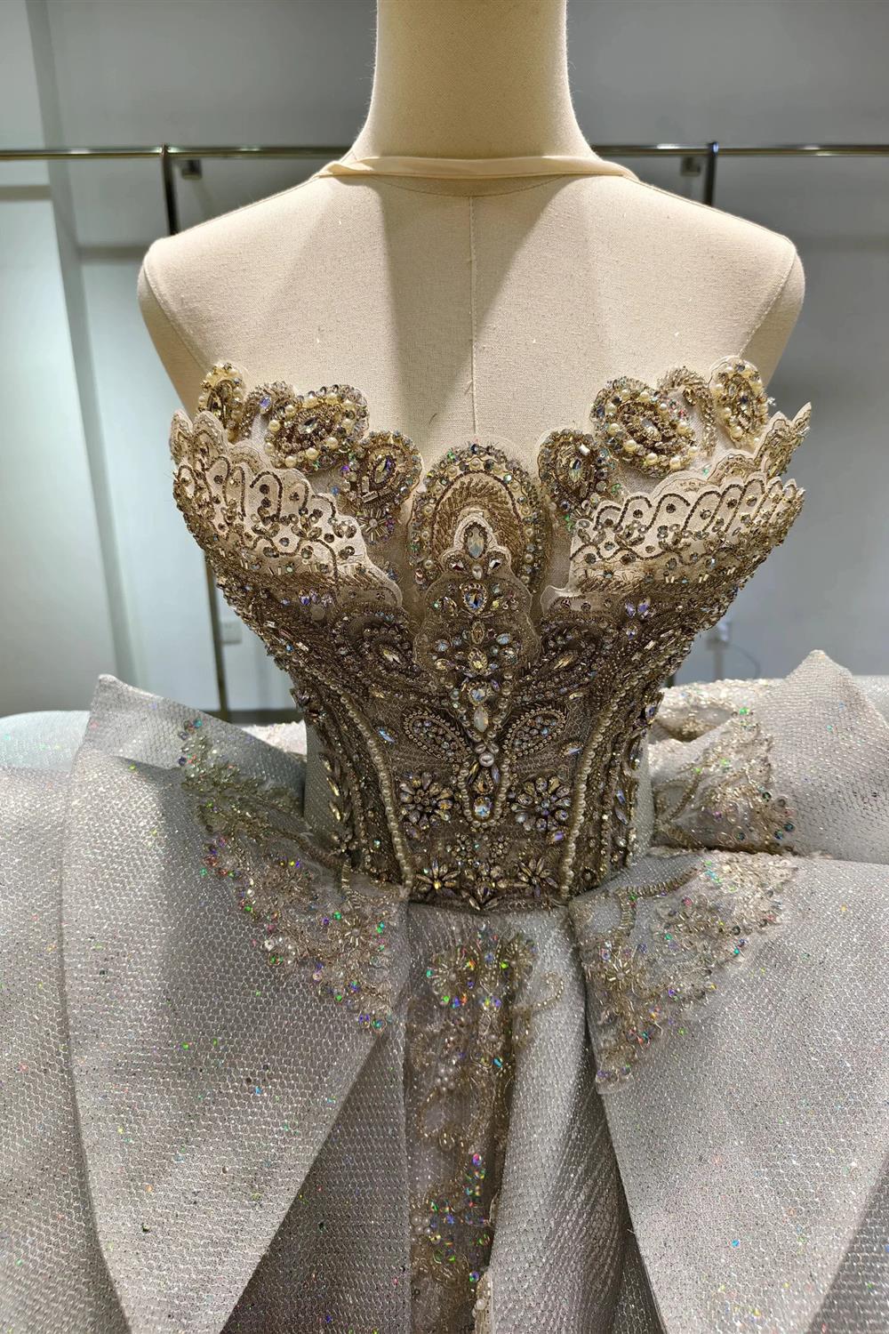 Vestido de gala sin tirantes Silver Haze: busto con cuentas doradas y cola con volantes