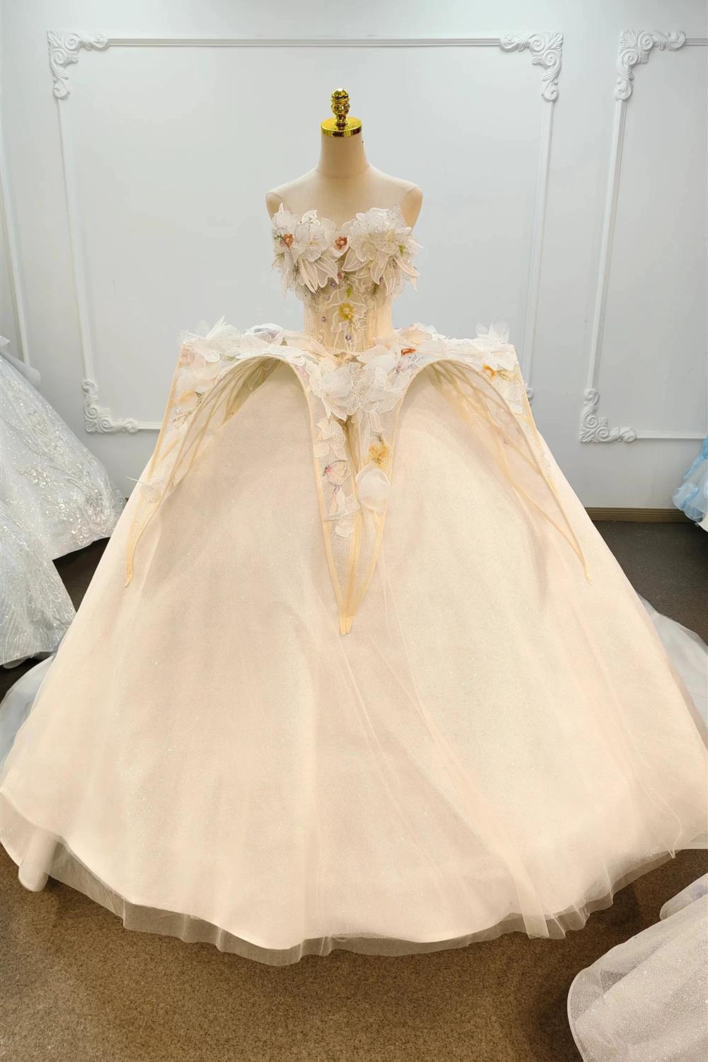Ätherisches Brautkleid im Ballkleid-Stil mit Herzausschnitt, 3D-Blumenapplikationen, Paillettentüll und Korsettschnürung am Rücken (Ye-2037)